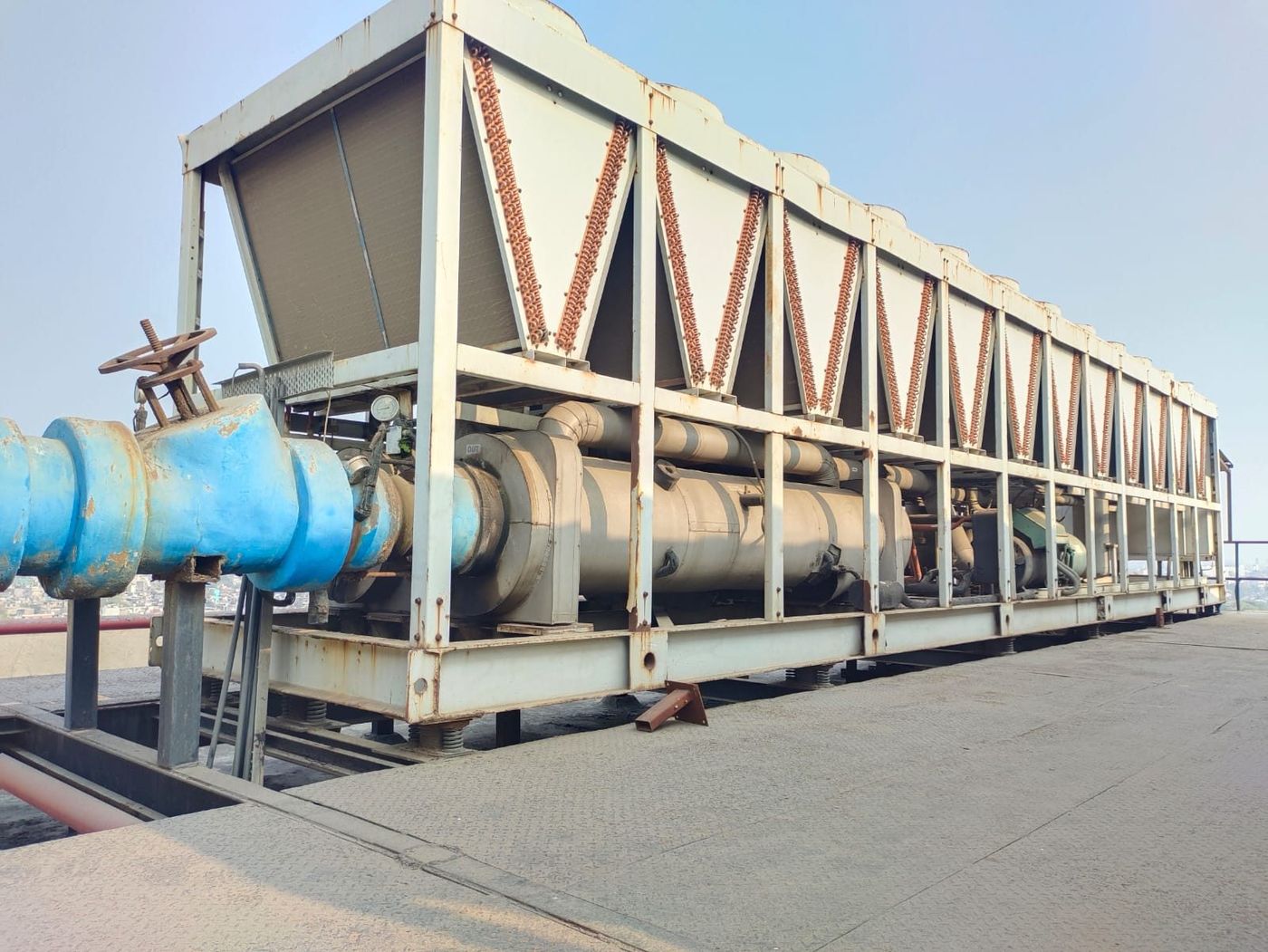 Air-cooled chiller and chilled water pipework